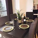 16 -near Champs-elysees 75m2 * Parijs