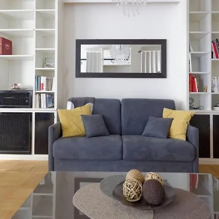 16 -near Champs-elysees 75m2 * Parijs