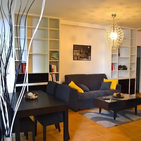 16 -near Champs-elysees 75m2 * Parijs