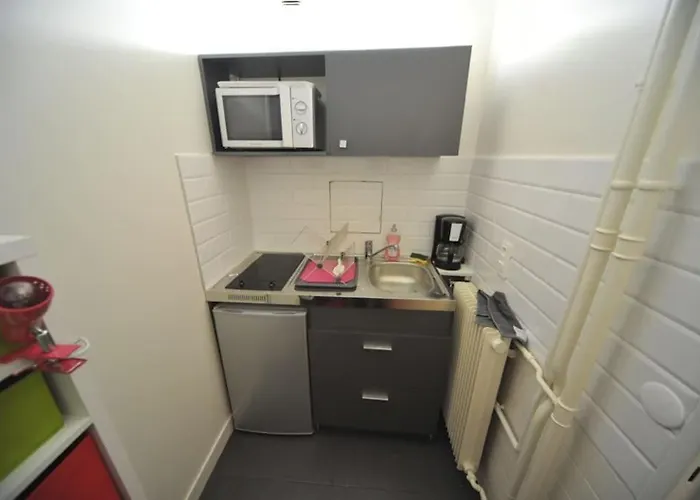 16 -near Champs-elysees 75m2 Apartment